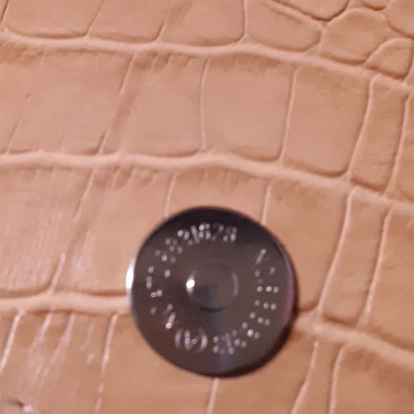 do prada bolsas have serial numbers